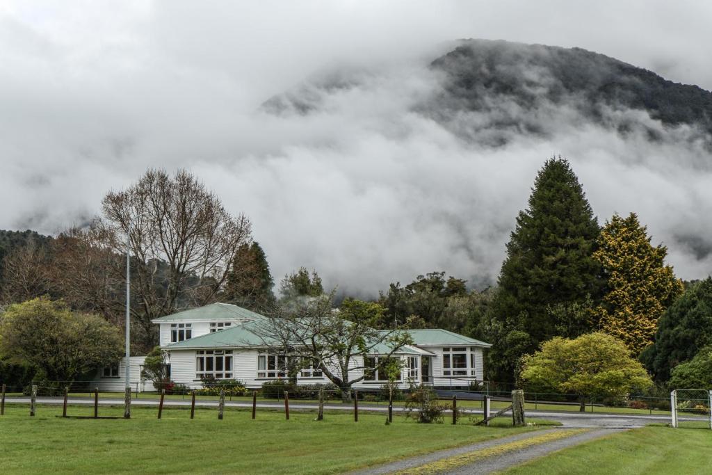 Rainforest Motel Fox Glacier Exterior photo